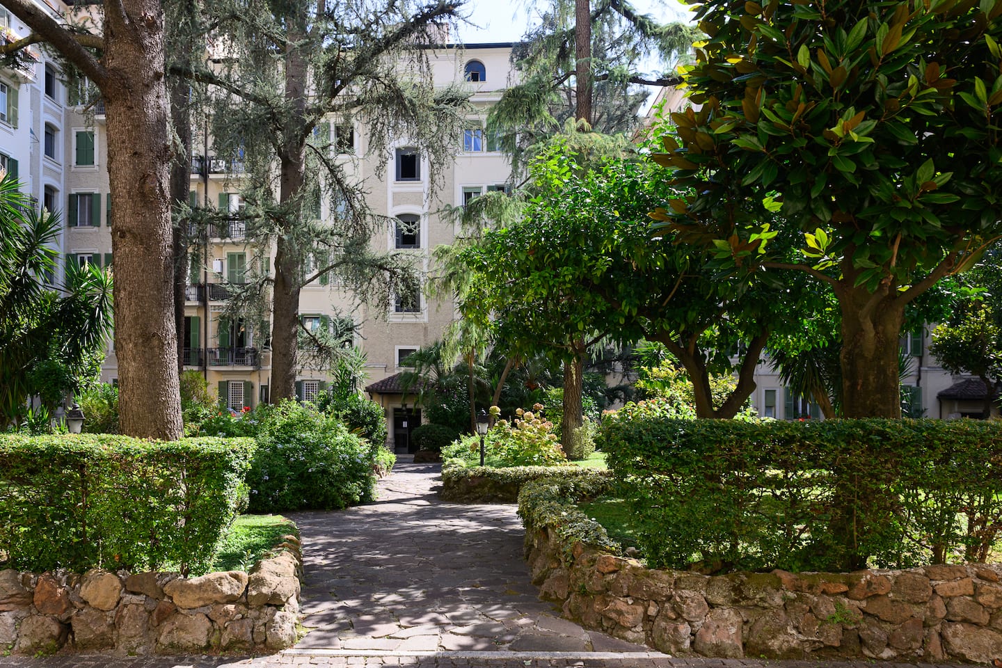 Il cortile condominiale alberato